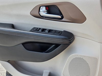 2022 Chrysler Voyager LX