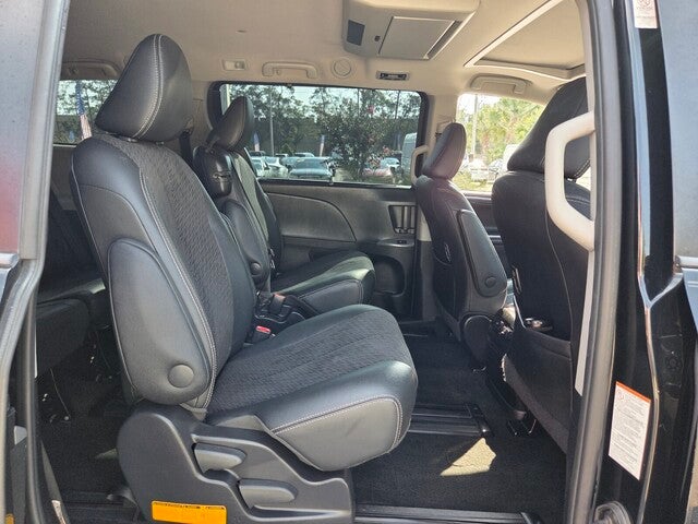 2017 Toyota Sienna SE Premium 8 Passenger