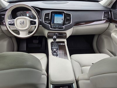 2016 Volvo XC90 T6 Momentum