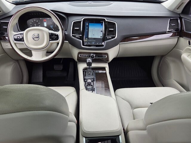 2016 Volvo XC90 T6 Momentum