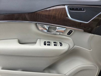 2016 Volvo XC90 T6 Momentum