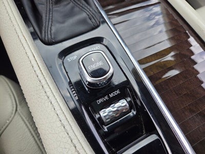 2016 Volvo XC90 T6 Momentum