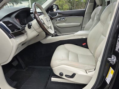 2016 Volvo XC90 T6 Momentum